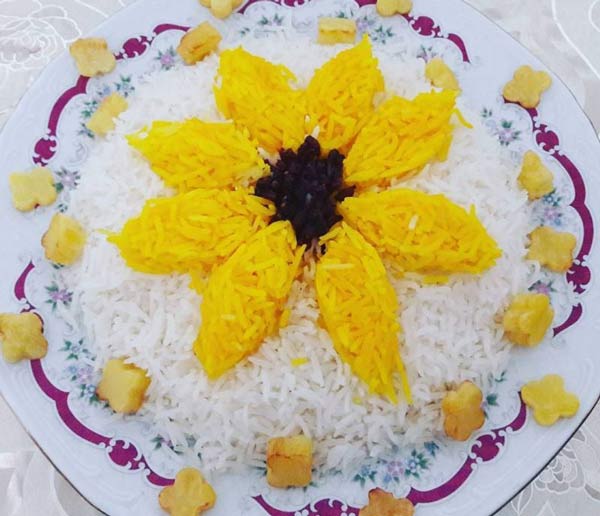تزیین برنج ساده و زیبا با زعفران و زرشک مناسب برای مهمانی