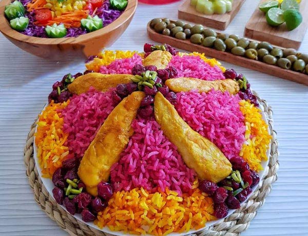 تزیین برنج ساده و زیبا با زعفران و زرشک مناسب برای مهمانی