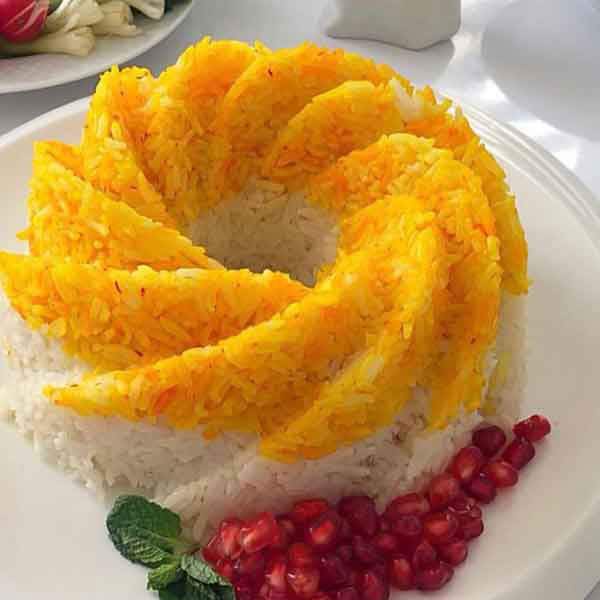 تزیین برنج ساده و زیبا با زعفران و زرشک مناسب برای مهمانی