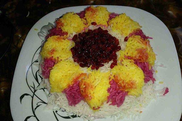 تزیین برنج ساده و زیبا با زعفران و زرشک مناسب برای مهمانی