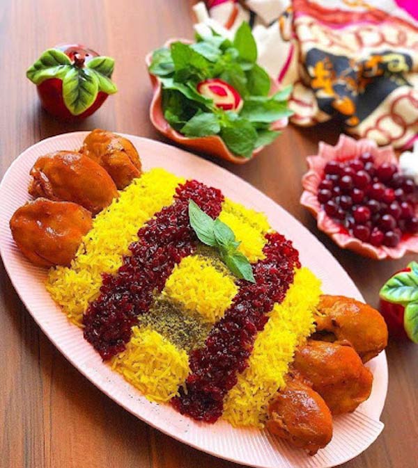تزیین برنج ساده و زیبا با زعفران و زرشک مناسب برای مهمانی