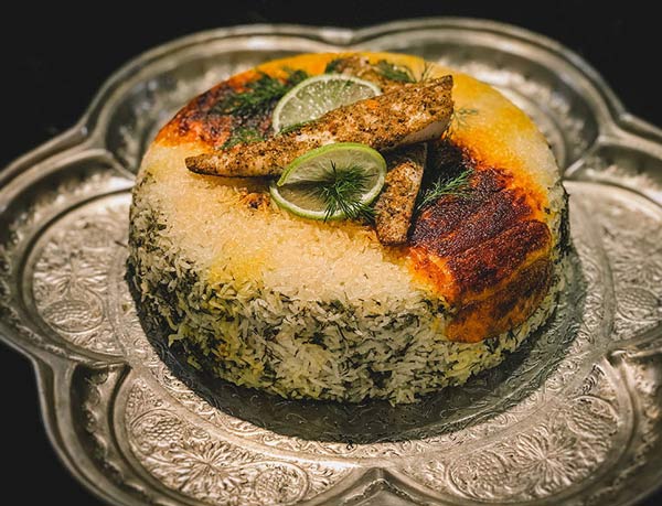 تزیین برنج ساده و زیبا با زعفران و زرشک مناسب برای مهمانی