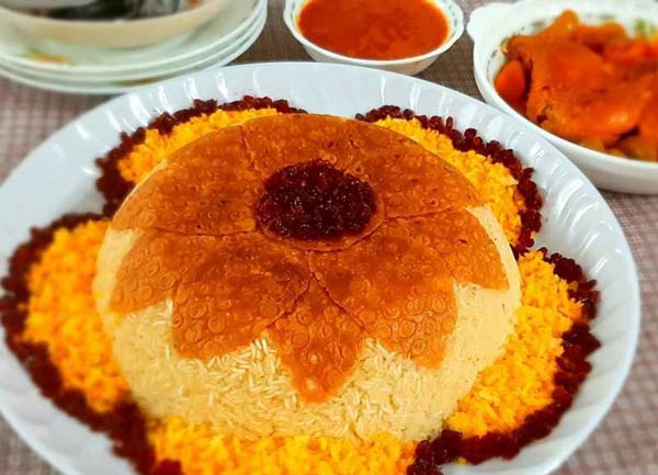 تزیین برنج ساده و زیبا با زعفران و زرشک مناسب برای مهمانی
