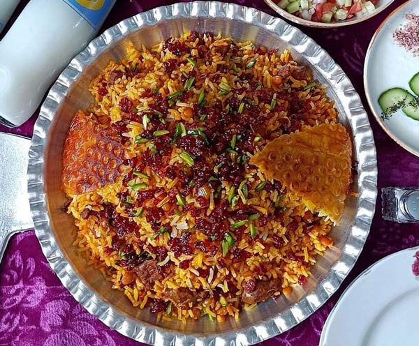 تزیین برنج ساده و زیبا با زعفران و زرشک مناسب برای مهمانی