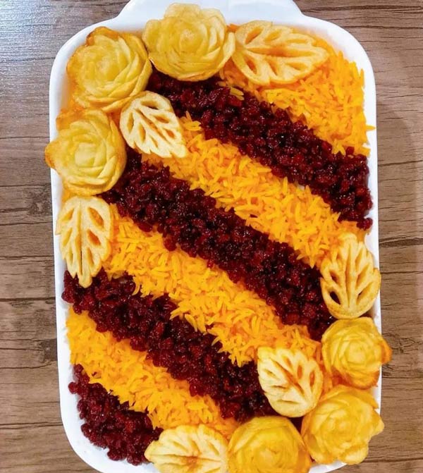 تزیین برنج ساده و زیبا با زعفران و زرشک مناسب برای مهمانی