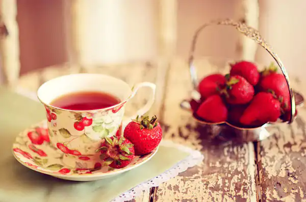 خواص چای توت فرنگی برای مردان و زنان و پوست و مو و کبد چرب