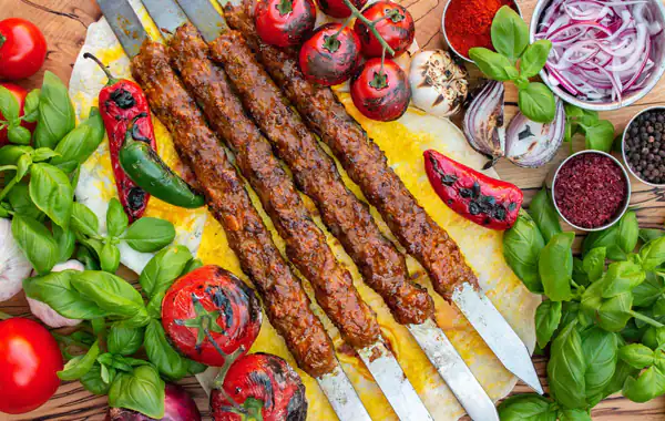 خواص کباب کوبیده برای مردان و زنان و پوست و مو و کبد چرب