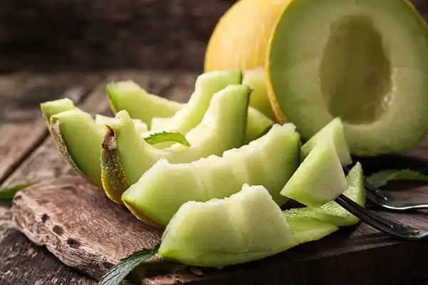 خواص پوست خربزه برای مردان و زنان و پوست و مو و کبد چرب