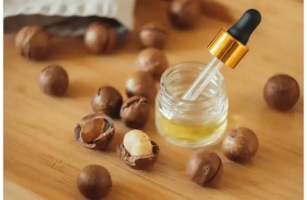 خواص روغن ماکادمیا برای مردان و زنان و پوست و مو و کبد چرب