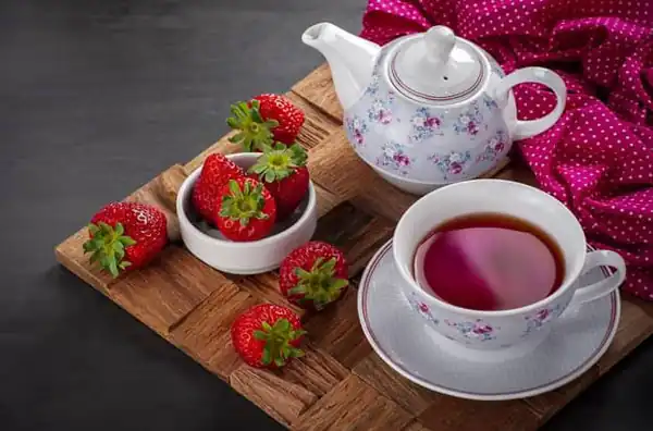 خواص دمنوش توت فرنگی برای مردان و زنان و پوست و مو و کبد چرب
