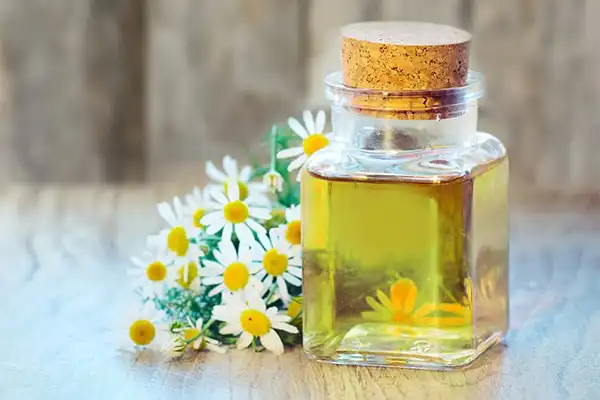 خواص عرق بابونه برای مردان و زنان و پوست و مو و کبد چرب