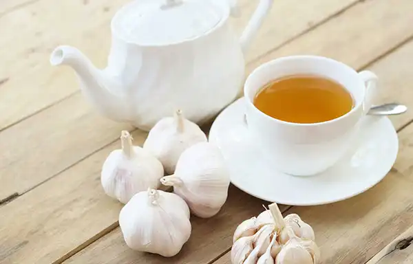 خواص دمنوش سیر برای مردان و زنان و پوست و مو و کبد چرب